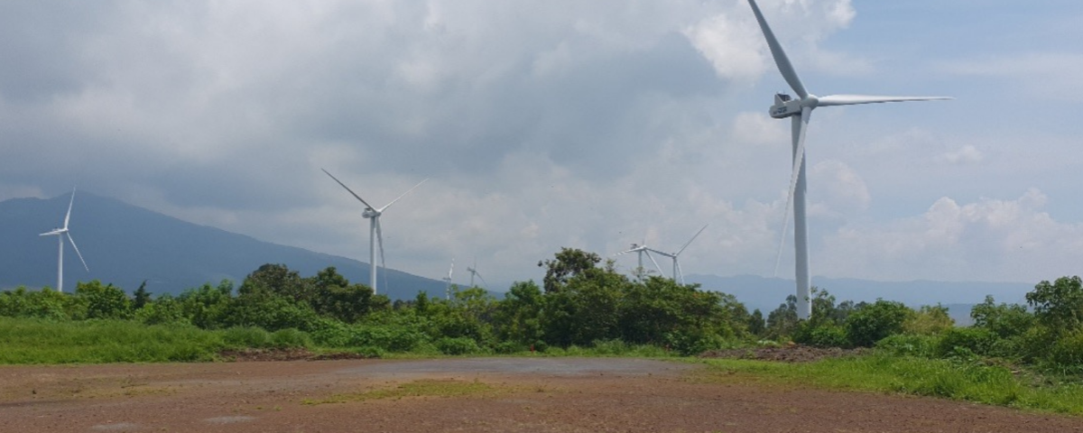En un parque eólico, toda la energía generada por cada aerogenerador pasa por conexiones de media tensión que casi nunca están a la vista.