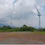 En un parque eólico, toda la energía generada por cada aerogenerador pasa por conexiones de media tensión que casi nunca están a la vista.