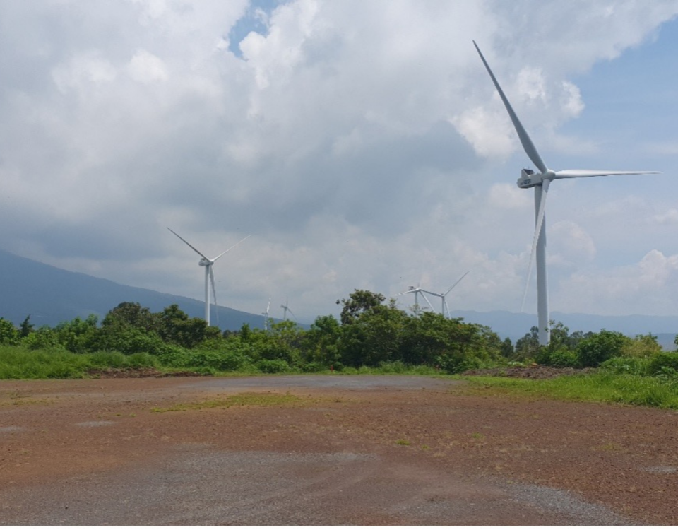 En un parque eólico, toda la energía generada por cada aerogenerador pasa por conexiones de media tensión que casi nunca están a la vista.