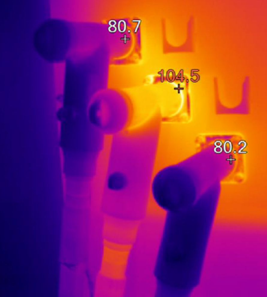 Imagen de análisis termográfico en conexiones de tipo codo en transformador. Con sobrecalentamiento en conexión.